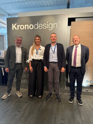 Εκπρόσωποι της εταιρείας Kronodesign στο περίπτερό τους στην έκθεση SICAM 2024