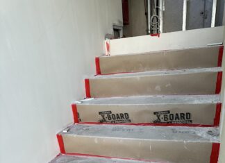 Σκάλες εσωτερικού χώρου, στρωμένες με προστατευτικό προϊόν από την εταιρεία FLOOR PROTECTION