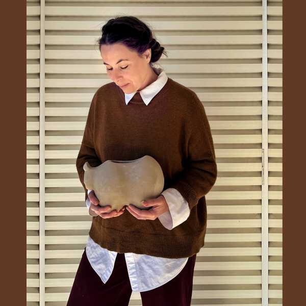 Η γλύπτρια Aundrea Patricia Bell στο showroom της ELTOP, με έργο κεραμικής εμπνευσμένο από γυναικεία αρχέτυπα και οργανικά στοιχεία.