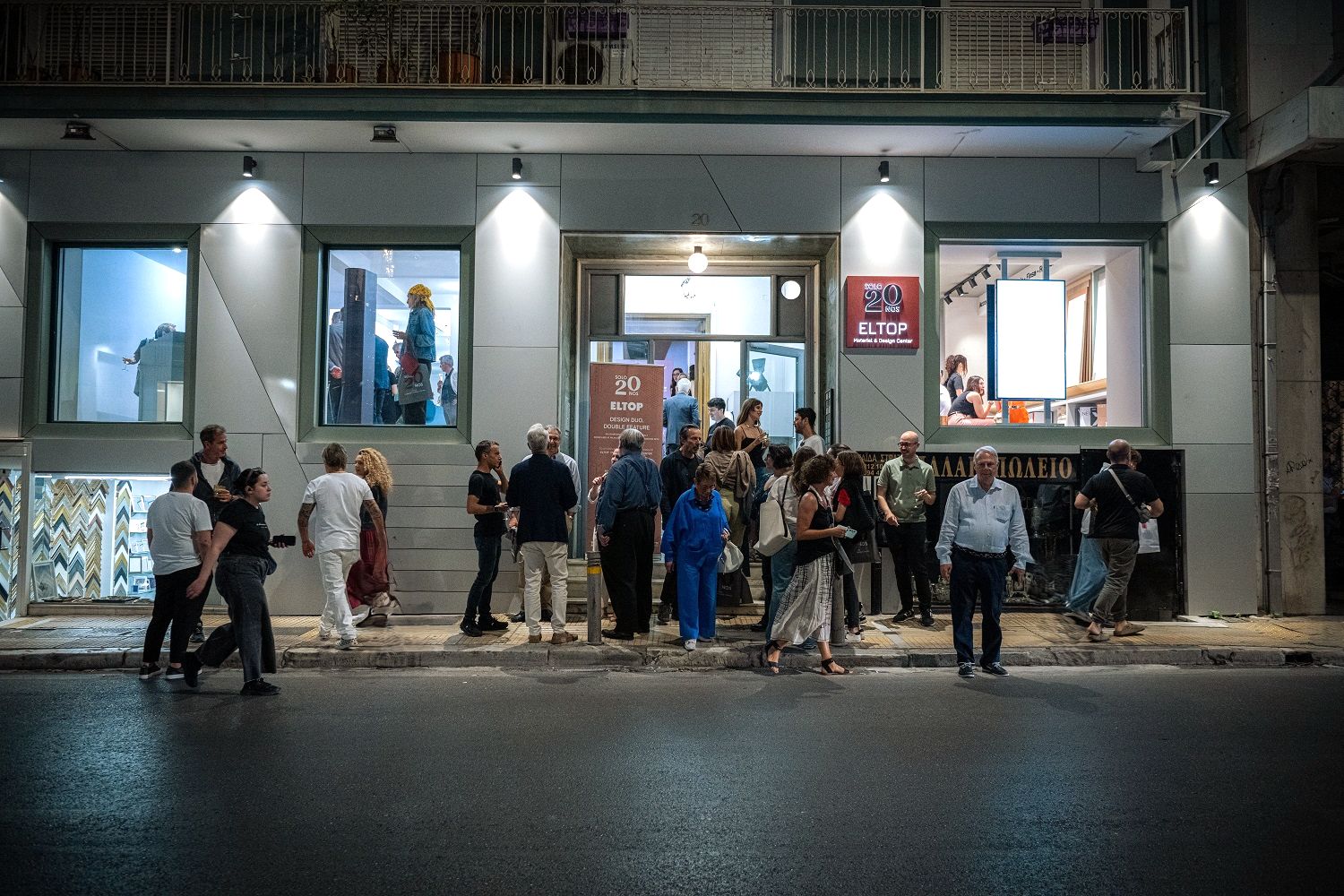Πλήθος επισκεπτών έξω από το νέο showroom της ELTOP κατά τη διάρκεια των εγκαινίων