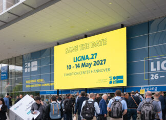 LIGNA 2025| Η Διεθνής Έκθεση Ξυλείας και Τεχνολογίας Πλήθος επισκεπτών συγκεντρώνεται στην είσοδο της έκθεσης LIGNA στο Εκθεσιακό Κέντρο του Ανόβερου, με μεγάλη φωτεινή πινακίδα να ανακοινώνει τις ημερομηνίες της επόμενης διοργάνωσης LIGNA.27, 10-14 Μαΐου 2027