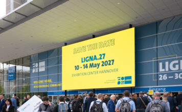 LIGNA 2025| Η Διεθνής Έκθεση Ξυλείας και Τεχνολογίας Πλήθος επισκεπτών συγκεντρώνεται στην είσοδο της έκθεσης LIGNA στο Εκθεσιακό Κέντρο του Ανόβερου, με μεγάλη φωτεινή πινακίδα να ανακοινώνει τις ημερομηνίες της επόμενης διοργάνωσης LIGNA.27, 10-14 Μαΐου 2027