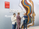 interzum 2025 | Η Καινοτομία και η Βιωσιμότητα στο Επίκεντρο Άνδρας περπατά μπροστά από έναν μεγάλο τοίχο με το λογότυπο της έκθεσης Interzum 2025 και το hashtag #ILoveMyInterzum, σε έναν φωτεινό και σύγχρονο εκθεσιακό χώρο.